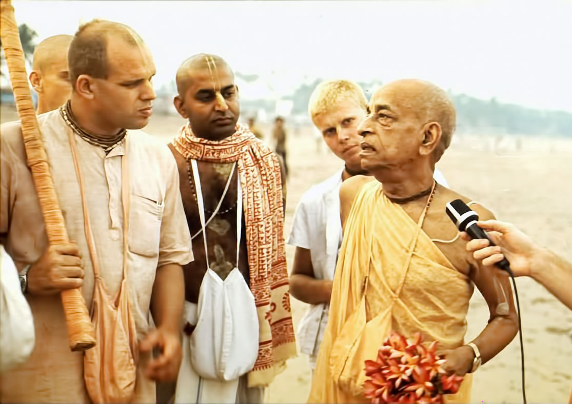 Prabhupada instructs Brahmananda on Juhu beach