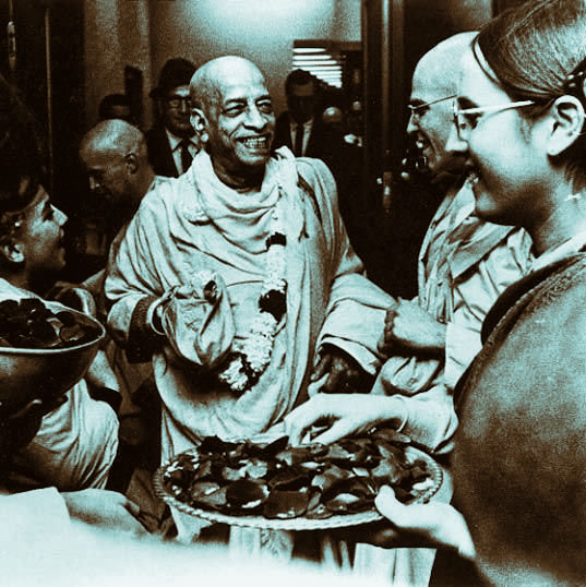 Prabhupada greets warm reception with a big smile