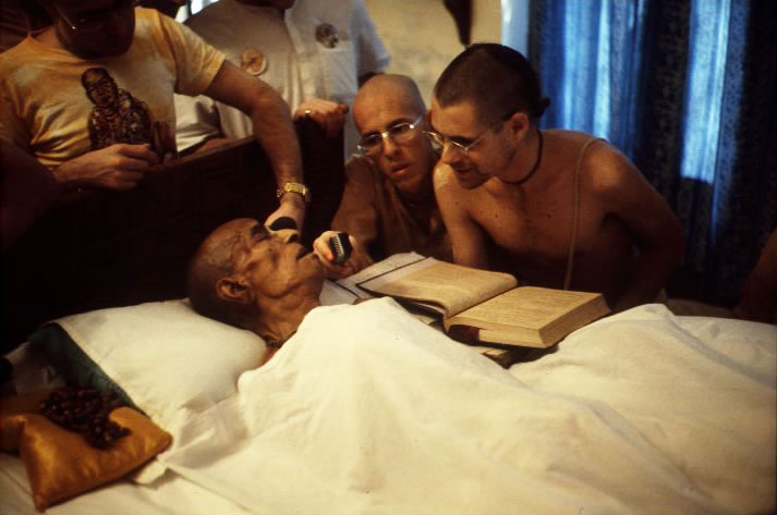 Pradyumna reads to Srila Prabhupad