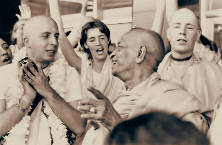 Srila Prabhupada and Gargamuni exchange loving glances