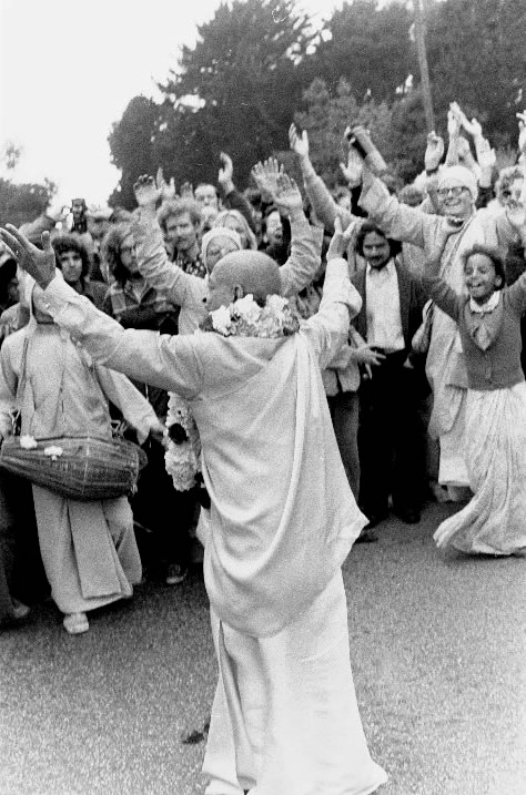 Prabhupada turns to kirtan