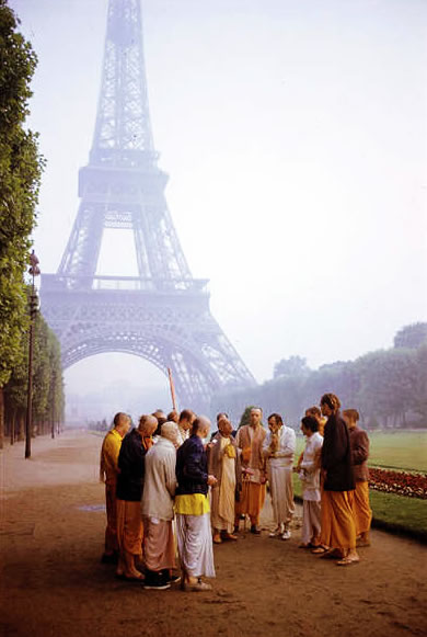 Instructing disciples in Paris at the Eiffel tower.