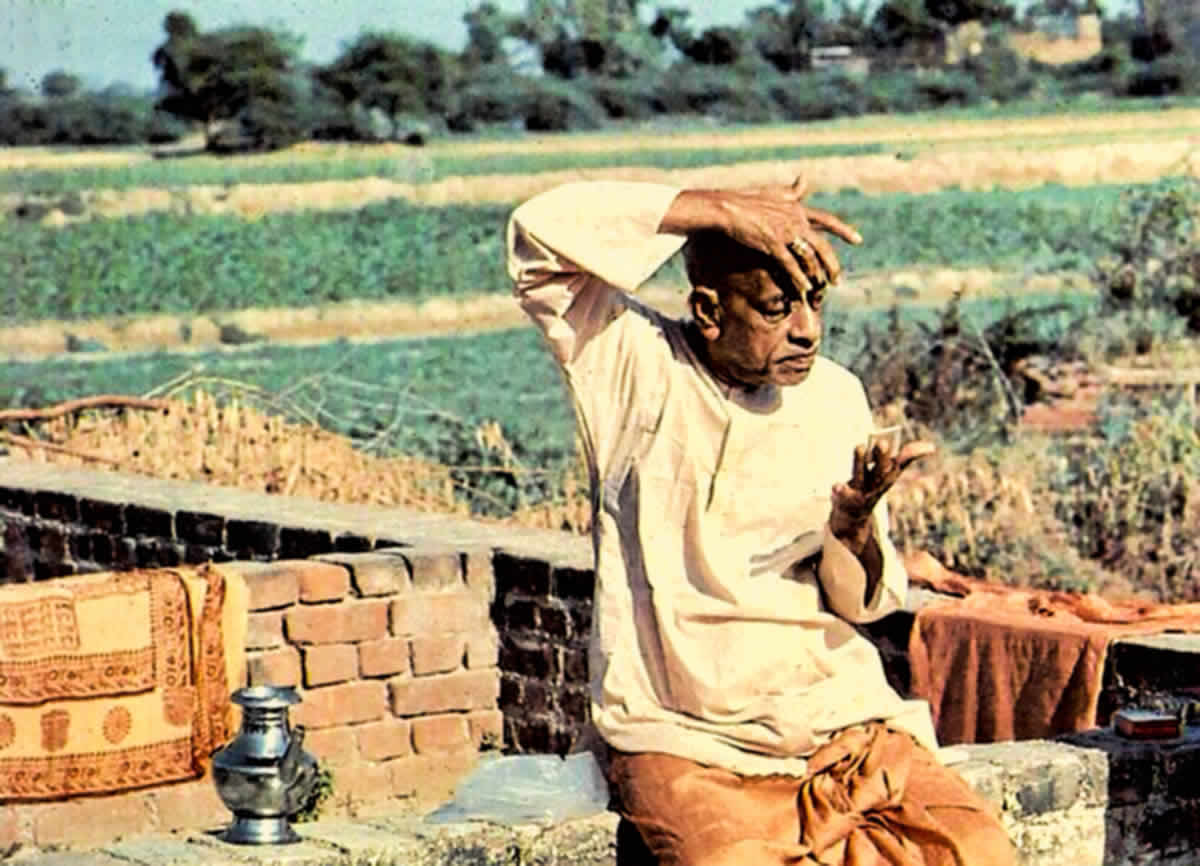 Prabhuada applying tilak