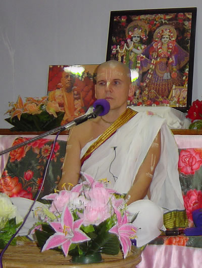 Shyamasundara Dasa giving class in Tirupati